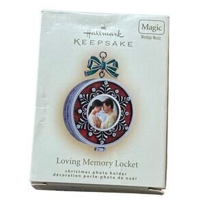 Hallmark Keepsake Loving Memory Locket Wind Up Music Christmas Ornament  2007